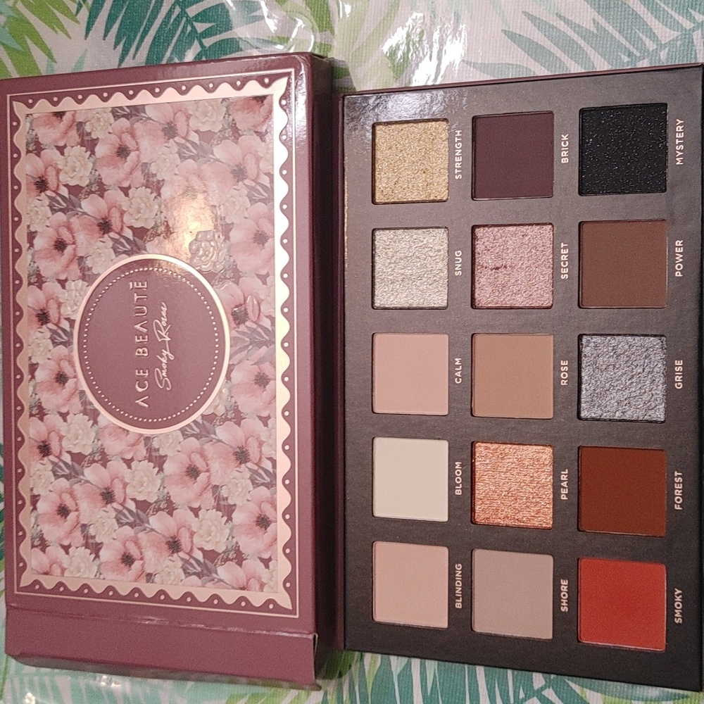 Ace Beaute Smoky Rose eye shadow palette